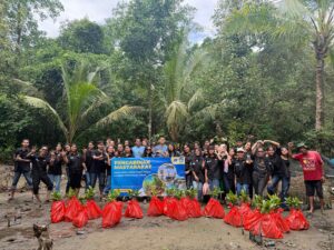ITB dan UNPATTI Gelar Pengabdian Masyarakat dengan Penanaman Pohon Bakau di Desa Waiheru